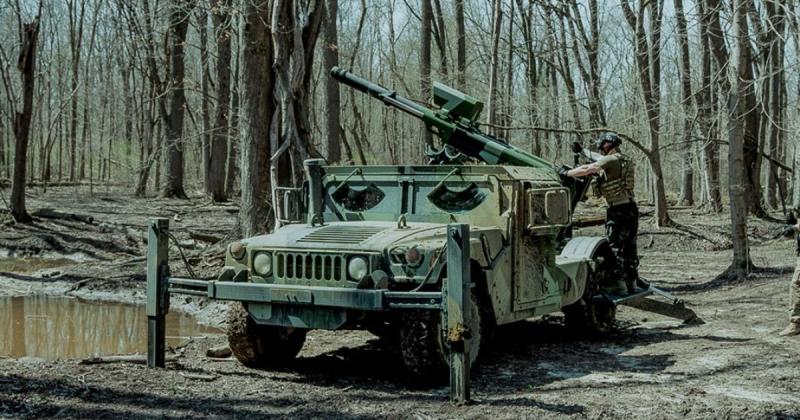 Гаубиця HUMVEE 2-CT Hawkeye успішно завершила свої бойові тестування в Україні: деталі та світлини.